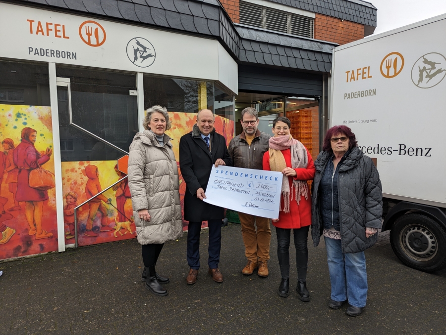 Unterwegs für eine gute Sache – (v.l.) Petra Lettermann, Landrat und Schirmherr der Tafel Paderborn e.V., Christoph Rüther, Ulrich Lettermann, Sylvia Daume und Vera Jennebach, 1. Vorsitzende des Vereins Tafel Paderborn © Kreis Paderborn
